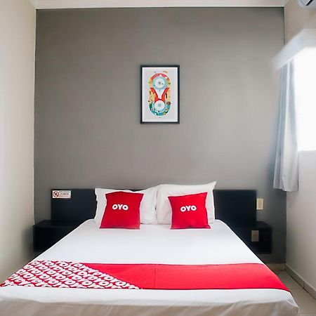 Oyo Cerrado Hotel, Campo Grande Campo Grande  Eksteriør billede A bedroom at an OYO hotel in Jakarta, Indonesia
