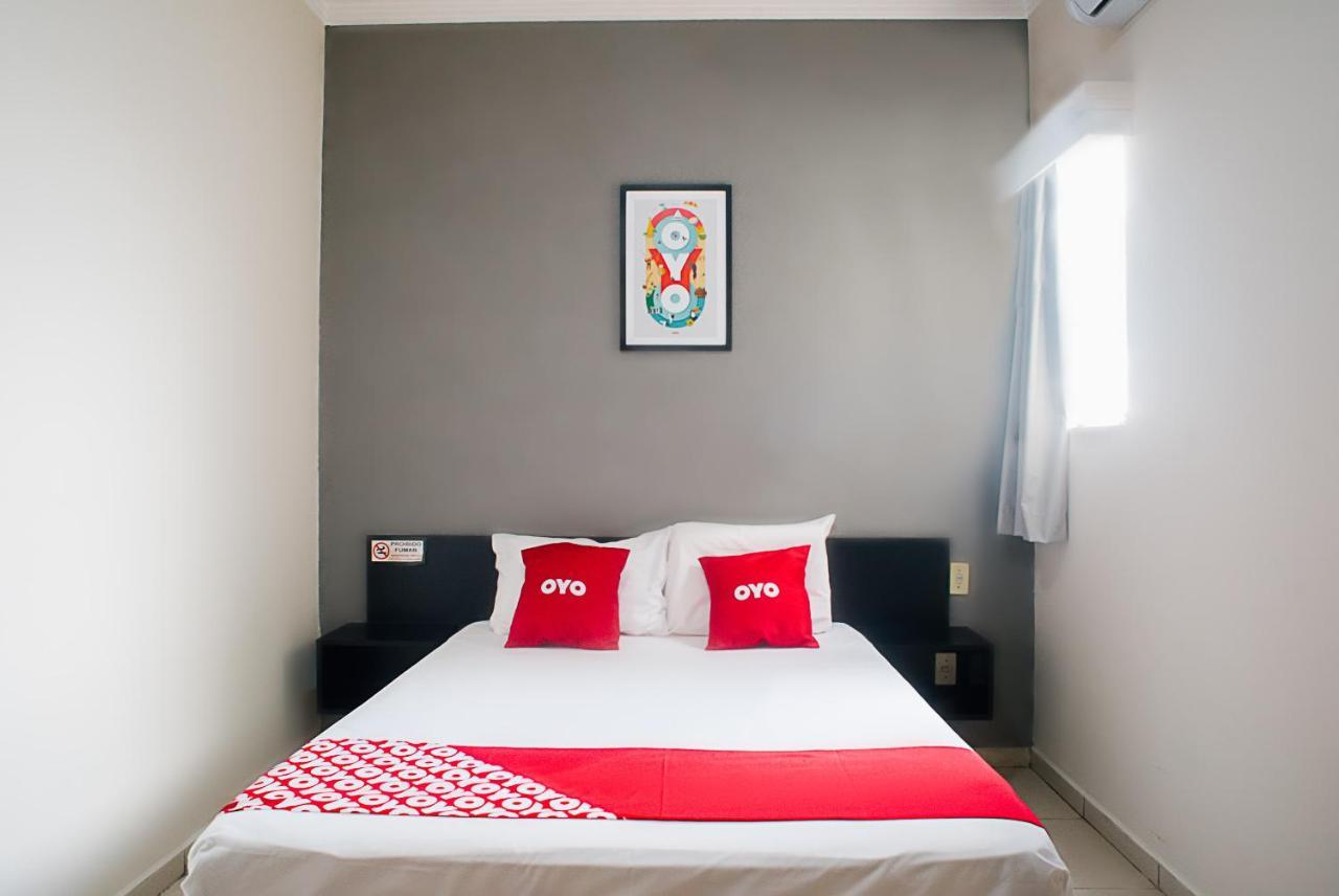 Oyo Cerrado Hotel, Campo Grande Campo Grande  Eksteriør billede A bedroom at an OYO hotel in Jakarta, Indonesia